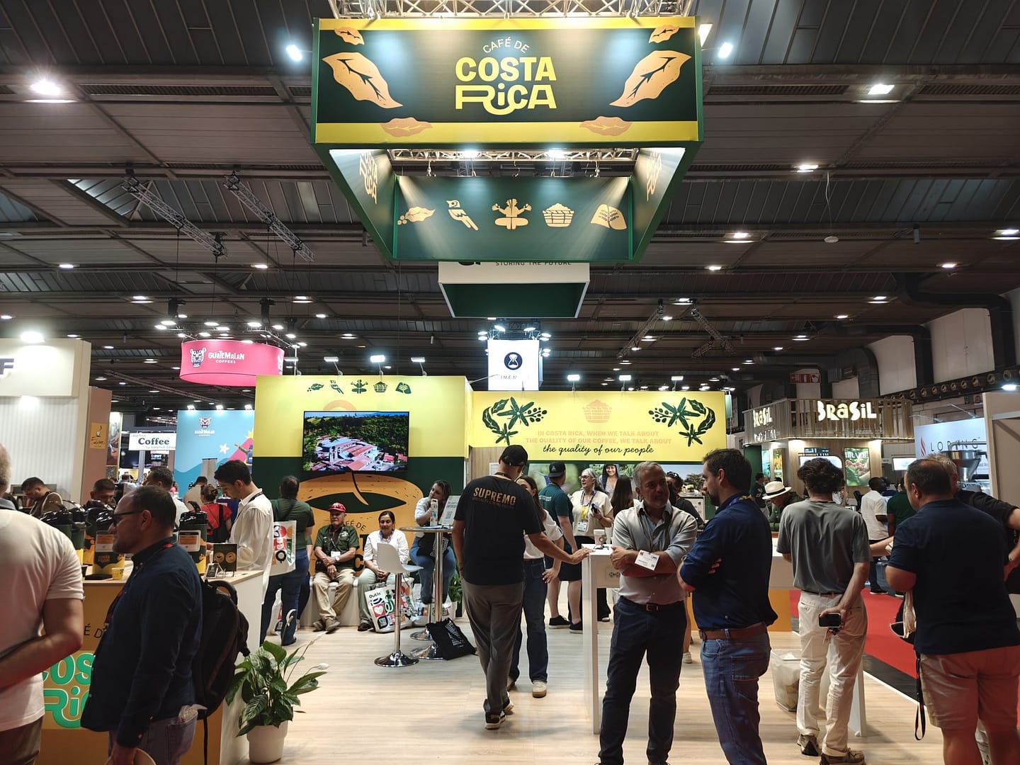 World of Coffee Brussels 2026: перший погляд на виставкову залу і національні стенди.